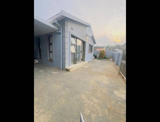 4 BEDROOM HOUSE FOR SALE IN NEWLANDS WEST
